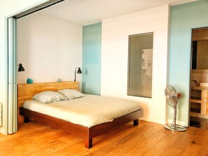 2 bedrooms, desk, iron/ironing board, free WiFi