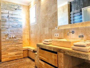 Dusche, Haartrockner, Handtücher, Seife