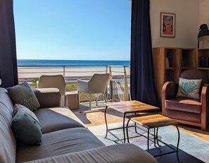 TV connectée, livres, chaîne hi-fi, espaces bureaux