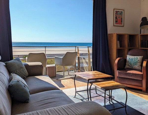 Smart-TV, bøker, stereoanlegg og kontorer