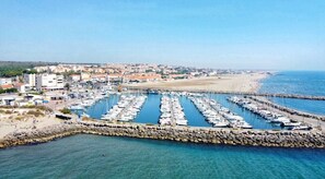 Marina - Beachfront cocooning vacation with terrace and amazing sea view (Narbonne)