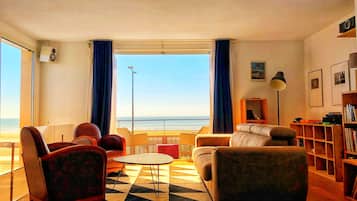 Smart TV, books, stereo, offices
