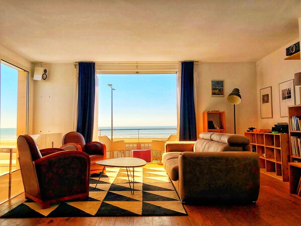 Smart TV, books, stereo, offices