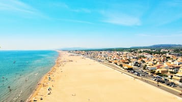 Plage, chaises longues