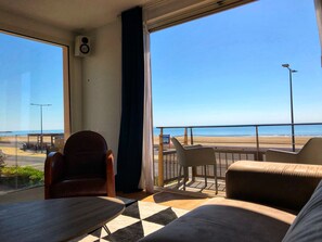 Interior - Beachfront cocooning vacation with terrace and amazing sea view (Narbonne)
