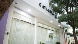 Une devanture de magasin avec une grande vitrine et une enseigne sur laquelle on peut lire « CATALINA ».