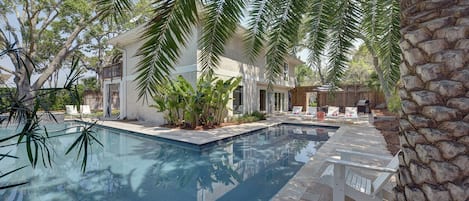 Una piscina al aire libre, una piscina climatizada