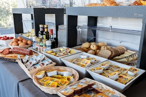 Tägliches kontinentales Frühstück (12 EUR pro Person)