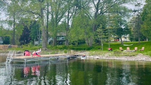 Charming Waterfront Summer Cottage on Bay of Quinte (*NEW DOCKS*)
