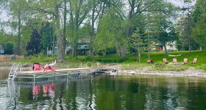 Charming Waterfront Summer Cottage on Bay of Quinte (*NEW DOCKS*)