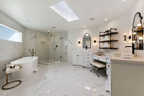 Bathtub, hair dryer, towels - Delaware Estate - Incredible Estate with an acre of resort style amenities and endless activities! (Palm Desert)