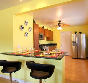 Kjøleskap, mikrobølgeovn, ovn og kokeplater