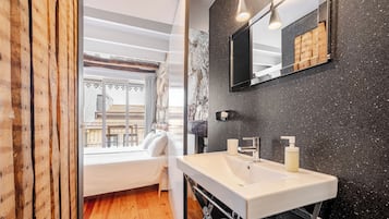 Signature Studio (3) | Bathroom | Shower, hair dryer, towels, soap