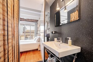 Signature Studio (3) | Bathroom | Shower, hair dryer, towels, soap