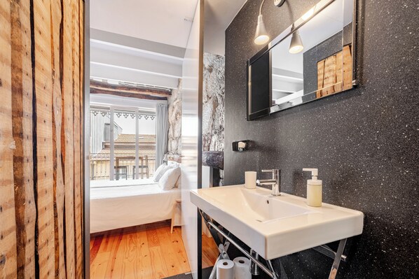 Estudio Signature (3) | Baño | Ducha, secador de pelo, toallas y jabón