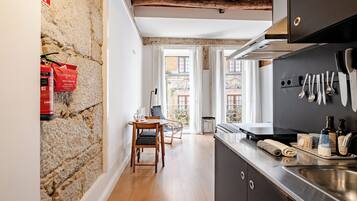 Traditional Studio (7) | Private kitchen | Fridge, microwave, stovetop, coffee/tea maker