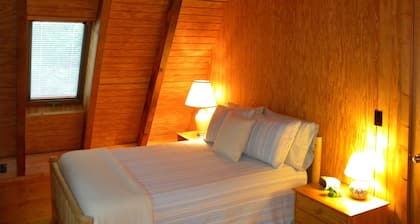 Kerr Lake Log Cabin en Calm Cove con suave pendiente al agua, cerca de Sandy Beach