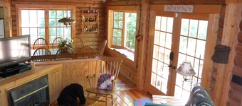 Kerr Lake Blockhaus in ruhiger Bucht mit sanfter Hanglage zum Wasser, in der Nähe von Sandstrand