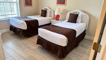 3 bedrooms, iron/ironing board, WiFi, bed sheets