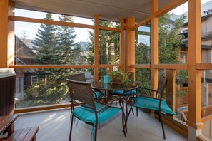 Outdoor dining - STUNNING CONDO IN THE HEART OF WHISTLER<br>BC (Whistler)