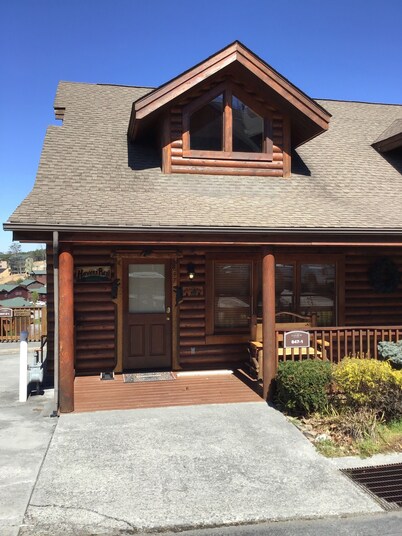 By Golf Course.2 adults 2c ; Spacious yet cozy. 1 mile to Pkwy; 2 mi to Leconte