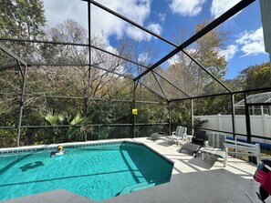 Piscine extérieure, piscine chauffée, chaises longues