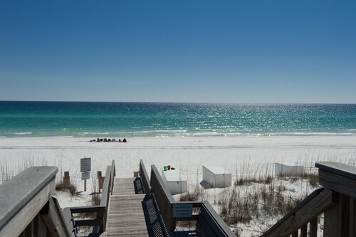 MARAVILLA LUXURIOUS GULF FRONT PET FRIENDLY CONDO NEWLY REMODELED