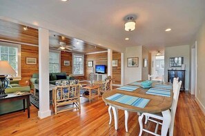 TV, books - Bright & Charming; Close to Beach and Restaurants (Folly Beach)