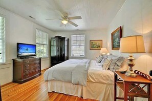 3 bedrooms, iron/ironing board, travel crib, WiFi - Bright & Charming; Close to Beach and Restaurants (Folly Beach)