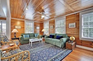 TV, books - Bright & Charming; Close to Beach and Restaurants (Folly Beach)