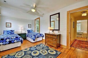 3 bedrooms, iron/ironing board, WiFi, bed sheets - Bright & Charming; Close to Beach and Restaurants (Folly Beach)