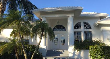 UUSI LUETTELO !!! Lyhyt kävelymatka rannalle / ostos / ruokailu / viihde!