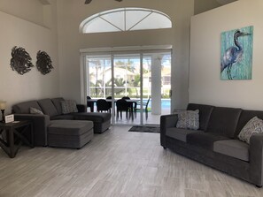 Smart TV, books - Short stroll to public beach/shopping/dining/entertainment!!! (Marco Island)