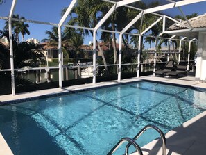 A heated pool - Short stroll to public beach/shopping/dining/entertainment!!! (Marco Island)
