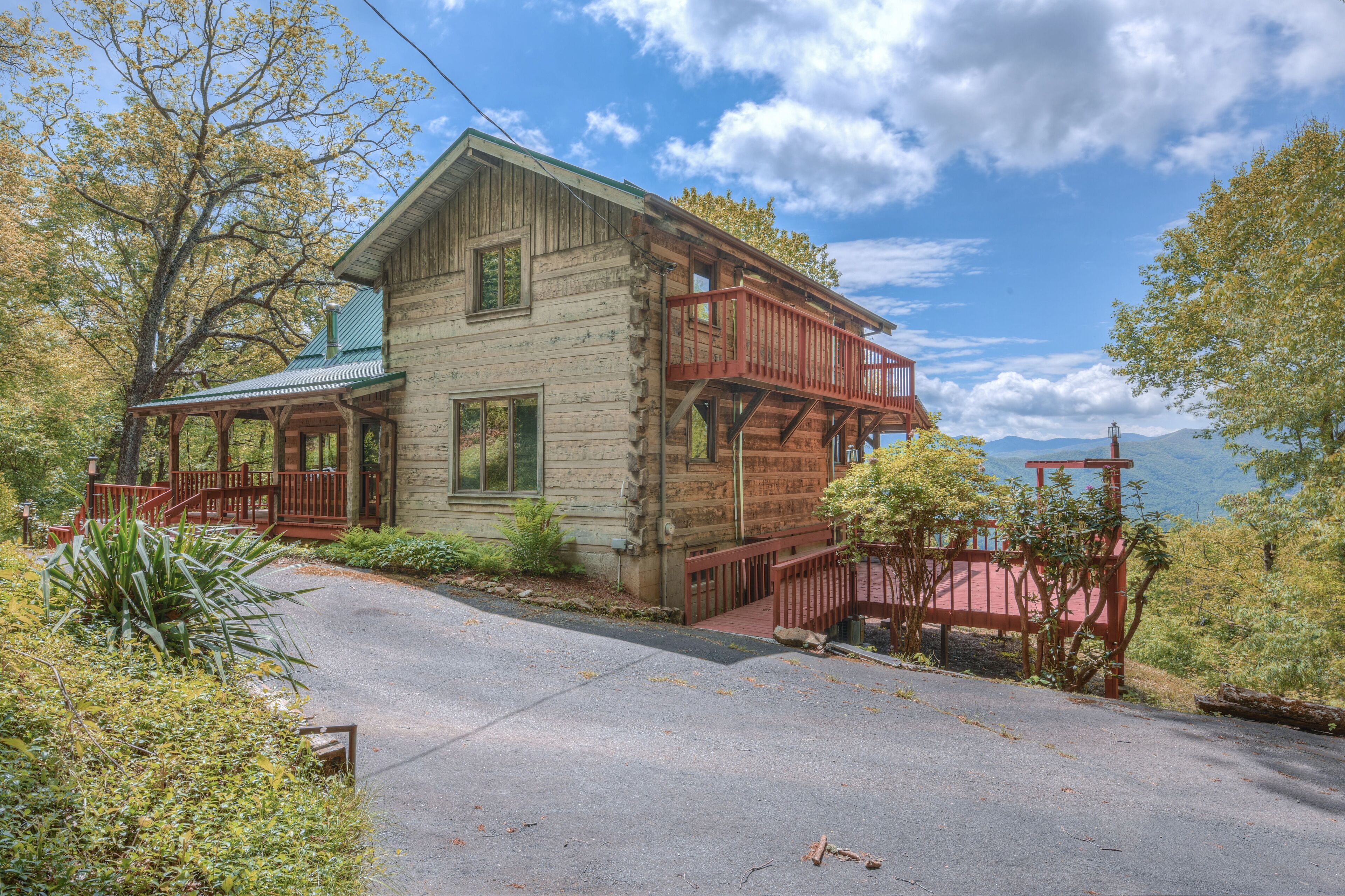 Plott Mountain Home-Amazing views @ 4,100 feet!!!