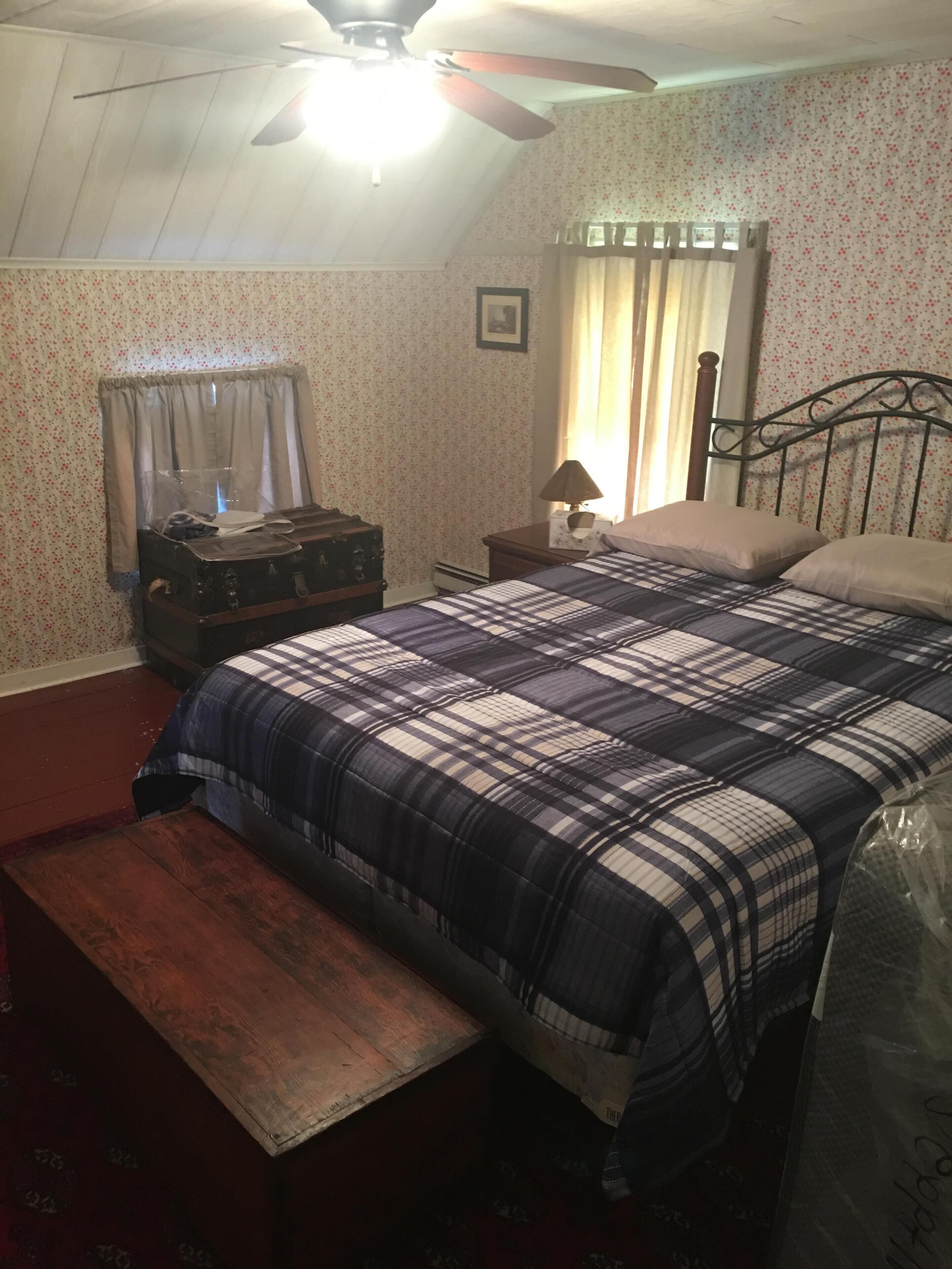 ADIRONDACK RETREAT, VIEWS OVER 100 MILES, HOTTUB, POOL, SLEEPS 20 