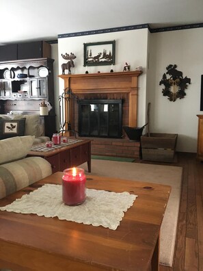 Smart-TV, Kamin, Bücher, Stereoanlage