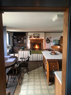 Smart-TV, Kamin, Bücher, Stereoanlage