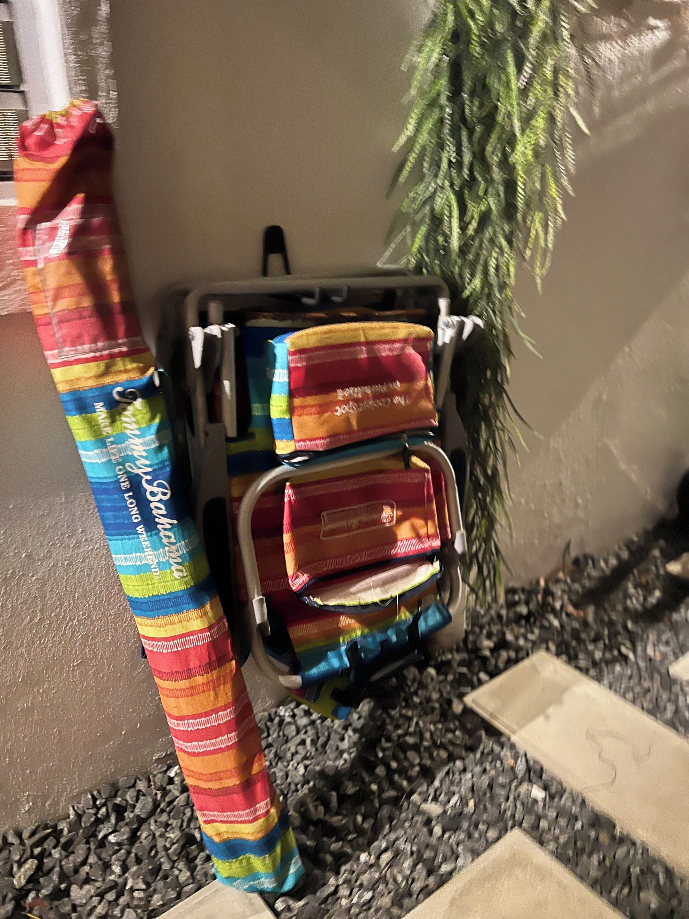 Un portaequipajes con varias maletas y una toalla colorida a rayas.