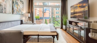 Modern 1 BR Quiet Condo in Seattle center, pool and fitness, FREE parking