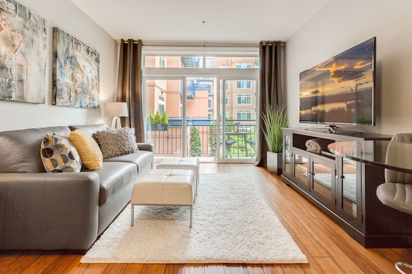 TV, books, video library - Modern 1 BR Quiet Condo in Seattle center, pool and fitness, FREE parking (Seattle)