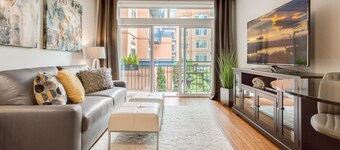 Modern 1 BR Quiet Condo in Seattle center, pool and fitness, FREE parking