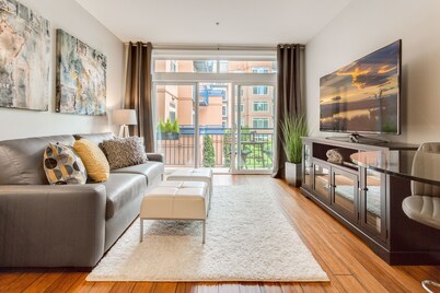 Modern 1 BR Quiet Condo in Seattle center, pool and fitness, FREE parking