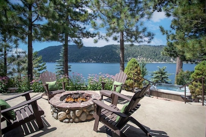 "The Grand" Big Bear Lakefront Log Home. Breathtaking views. Fire Pit. Hot tub.