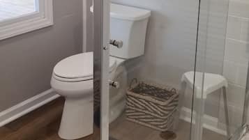Ensemble douche/baignoire, sèche-cheveux, serviettes fournies, savon