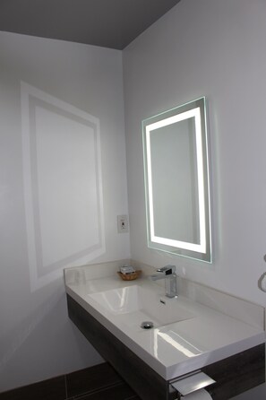 Desk, iron/ironing board, free WiFi, bed sheets - ERTH INN by AGA Los Angeles (Los Angeles)