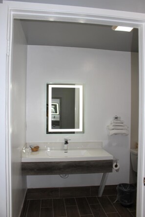 Combined shower/tub, towels - ERTH INN by AGA Los Angeles (Los Angeles)
