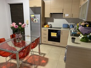 Frigorífico, microondas, horno y placa de cocina