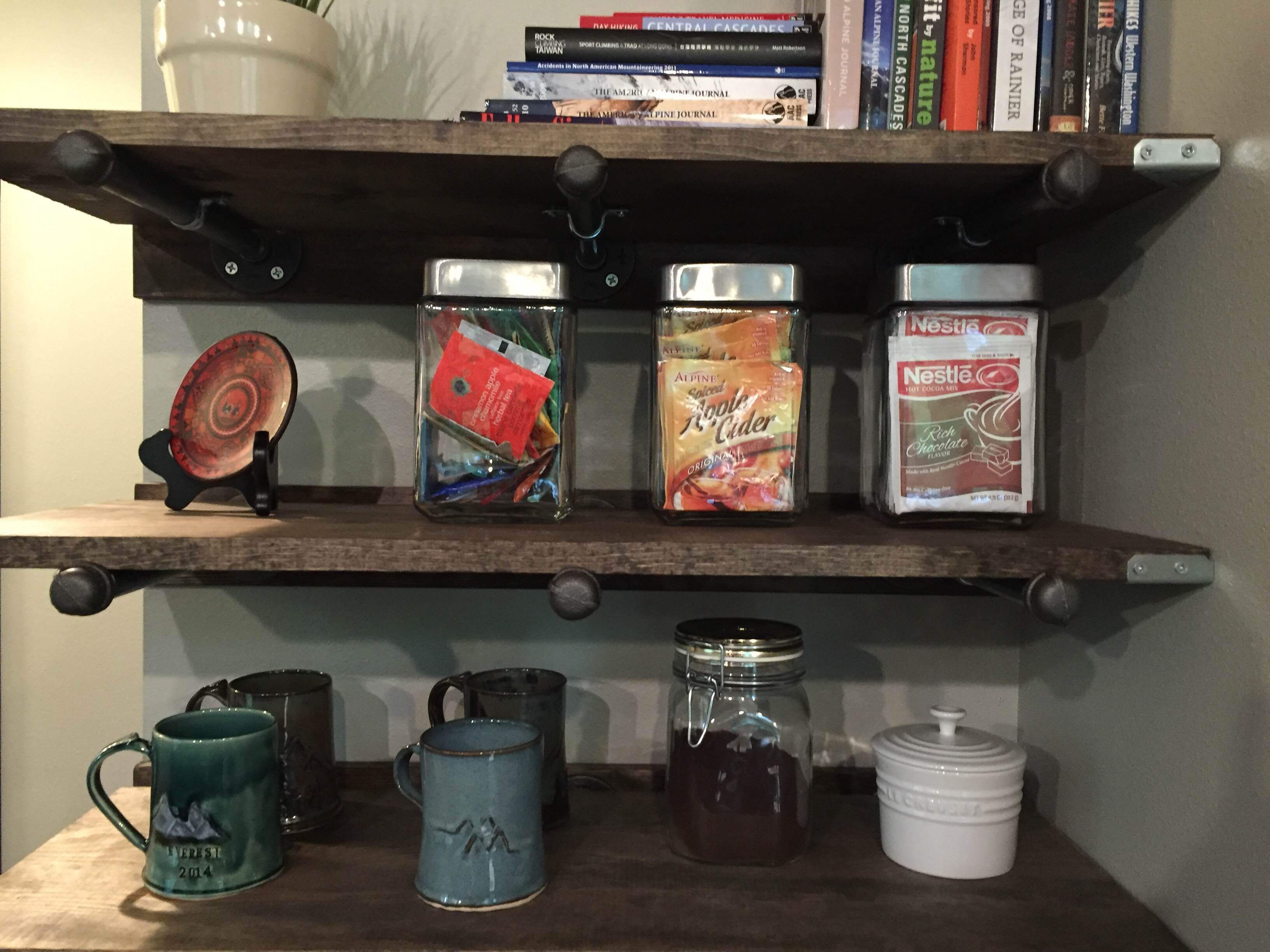 New Modern Mt. Rainier Cabin - Wrap-around deck, Fireplace, Wifi, Netflix + more