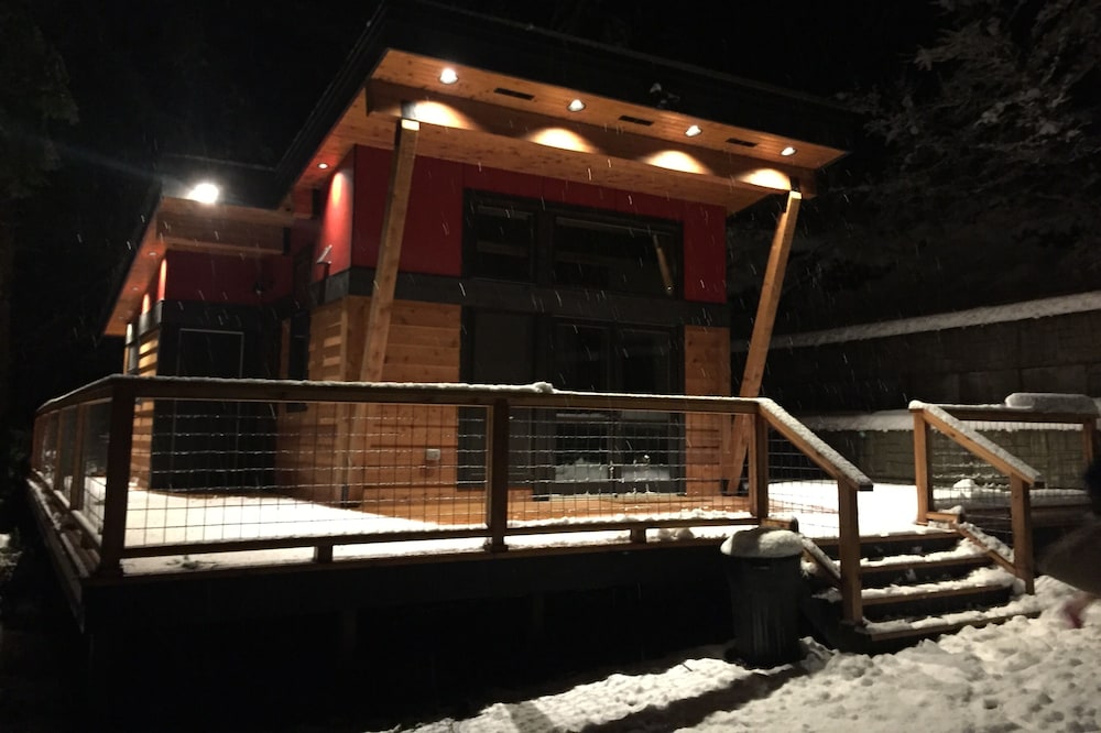 New Modern Mt. Rainier Cabin - Wrap-around deck, Fireplace, Wifi, Netflix + more
